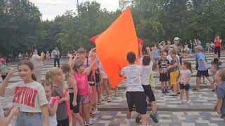 В парковой зоне станицы Ессентукской состоялось шоу гигантских надувных летающих подушек.