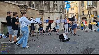 企鵝妹觀賞比利時的街頭藝人表演 Jinny Watches Belgian Street Performers