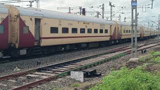 Bikaner Miraj Super Fast Express  Arriving At Miraj Junction || बिकानेर मिरज सुपर फास्ट एक्सप्रेस