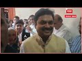 ram shinde mother meet devendra fadnavis भावनिक क्षण राम शिंदे आईचा हात धरुन फडणवीसांच्या भेटीला