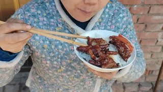 陕西女子隐居大山农村，山里下一整天的雨，看看她今天吃的什么