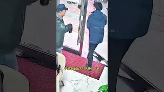 大爷进店向老板借三十快钱回家，善良的老板直接给他一百元 #监控下的一幕 #正能量传递