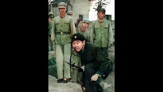 1964年，黄永胜亲自给士兵做示范，他的样子很搞笑，好像在偷鸡 In 1964, Huang Yongsheng personally demonstrated to the soldiers.