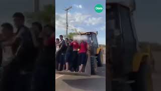 Alunos pegam carona em pá de retroescavadeira após ônibus escolar quebrar no Ceará