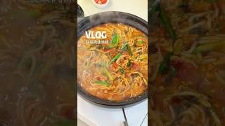 热气腾腾的酸菜肉沫米线🍜冬日必吃超过瘾！冬天在家嗦粉好幸福好快乐呀超级香～ 巨巨巨好吃！！！#被美食治愈的瞬间 #吃下这一口烟火气 #food