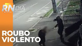 Câmera flagra roubo de carro violento em Curitiba