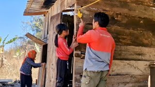 L'oncle aidant a fourni de l'électricité avec dévouement pour l'enfant et la vieille femme