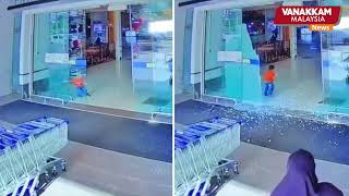 24/1/2025: Unattended boy shatters mall glass door; netizens urge parents to supervise children