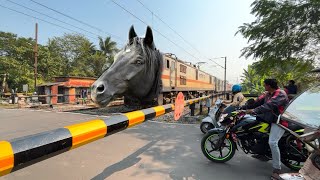 বিপজ্জনক ঘোড়ার মাথার পুরী কামাখ্যা এক্সপ্রেস রেলগেটে ক্ষিপ্ত হয়ে চলাচল করছে