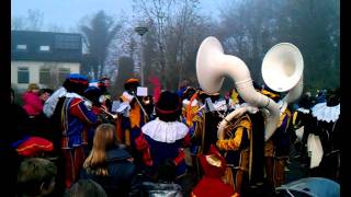 Zwarte Pieten Band primeur in Middelstum, haventje