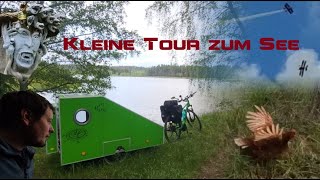 Kleine Tour zum See mit Fahrradwohnwagen/komische Gestalt im Wald/verrücktes Huhn/Flugshow