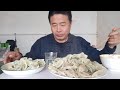 中午老张煮了几斤水饺吃，喝了点白酒。