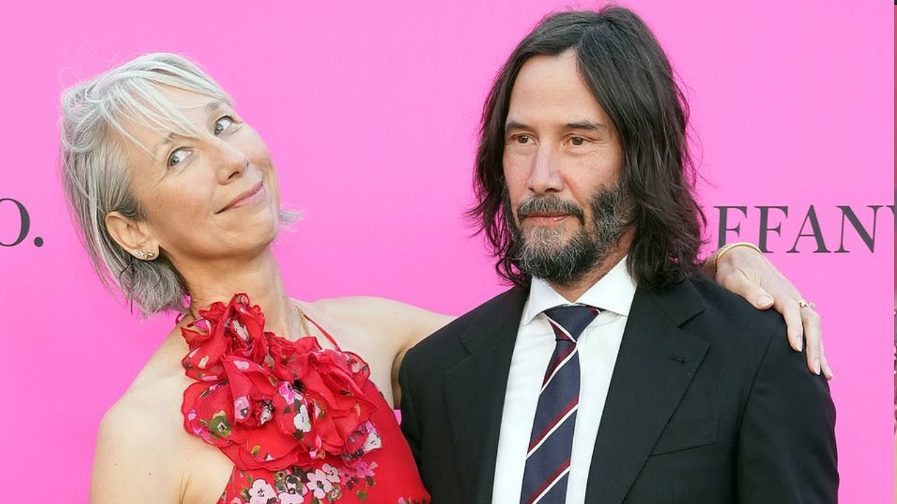 Keanu Reeves And Girlfriend Alexandra Grant Share Passionate Kiss On ...