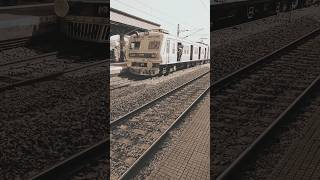 train kab aayegi 🙄 #youtubeshorts #trending #indianrailways