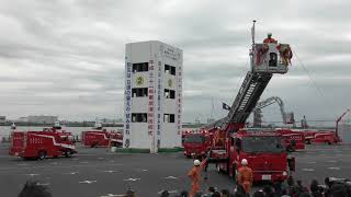 はしご車大集合！！消防隊の一斉放水フィナーレ　東京消防出初式２０１９