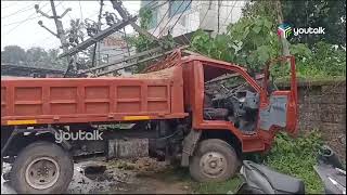 തിരൂർ താഴെപ്പാലത്ത് നിയന്ത്രണം വിട്ട മണൽ ലോറി ഇലക്ട്രിക്ക് പോസ്റ്റിലിടിച്ചു | Tirur Latest News