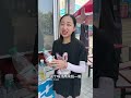 卖饮料的老板被偷钱，还好小姑娘帮她拿回来。 positiveenergy skit funny drama 短剧 正能量 反转