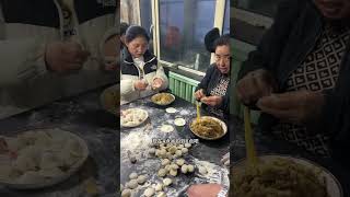 我们屯小卖店包五千多冻饺子，二十多人包三个小时，第二天早上起来饺子冻好再装袋，够吃到过年前后了#农村习俗#饺子#一起包饺子 #天儿冷吃点啥