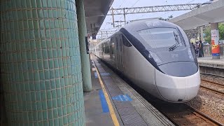 8776次七堵發車經由北迴線開往南澳的試運轉EMU3000型十二輛編組EMU3028皮蛋豆腐騰雲號綠色帶新城際自強號列車，4813次菁桐發車經由深澳線開往八斗子的三節DRC原色柴油客車