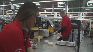 HyVee employee who is deaf leaves an impact on customers