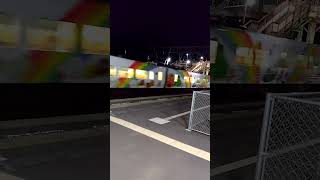 予讃線の伊予亀岡駅を走る電車