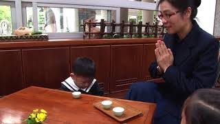 20121128幼稚園茶道 老師教同學奉茶