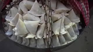 Kolkata (India) First Running Samosa Wala / Kolkata Street Food