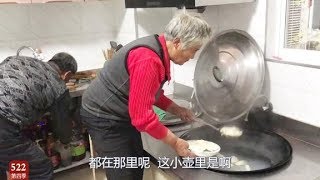 农民王小：东北酸菜大饺子2口一个？老妈对着屏幕馋谁，回家吃饭