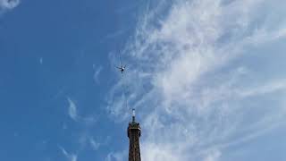 Nathan Paulin relie la tour Eiffel à Chaillot