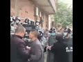 福建泉州市仑苍镇，当地政府派出大量軍警人員上门强拆，過程中业主和强拆人员爆发冲突，疑似有业主被推倒地不起。