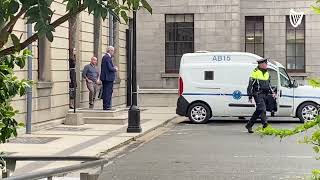 Dramatic Video Footage Of Enoch Burke Leaving The Four Courts In Dublin Ireland - Irish Independent