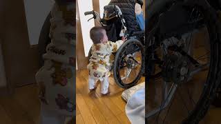 ばぁばの車椅子を押してるかとおもいきや…🤣#shorts #baby #赤ちゃん