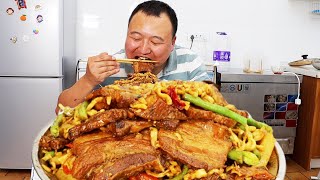 The guy makes braised pork belly noodles. The noodles are full of gravy. It's too addictive.