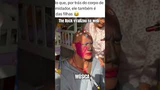 The Rock viralizou na web após mostrar momento descontraído com suas filhas elas maquiam o papai