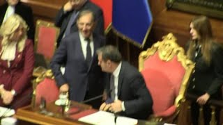 Manovra, La Russa in Aula fa il gesto 'stringi' per invitare Boccia a concludere l'intervento