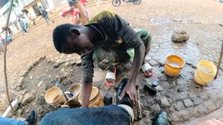 ［Africa161］エチオピアの路上で15歳の青年に靴磨きしてもらう