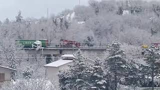 Incidente SS77, camion in bilico sul cavalcavia: rischia di cadere nel vuoto