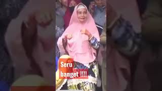 keseruan suporter 16 besar nenek joget asyik di pinggir sungai