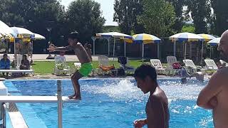 Tuffo con capriola in piscina