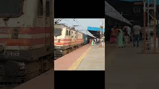 Navjeevan super fast express ahmedabad ko jane wali#shorts #youtubeshorts