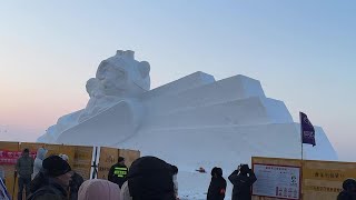 雪雕确实还是哈尔滨的好看一些！防洪纪念塔待完工的亚冬会吉祥物