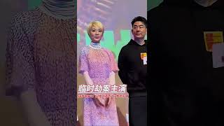 《临时劫案》剧组主演来了：郭富城，任贤齐，TVB女神张可颐，同样都是50多岁依然都是状态满满，不得不佩服老一辈演员的敬业精神和精神状态，有机会一定去电影院支持一下。#娱乐圈 #电影临时劫案 #现场直击