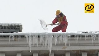 Как коммунальщики и альпинисты борются с наледью на крышах