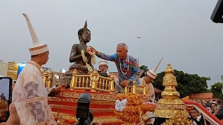 อัญเชิญพระคันธารราฐลอดซุ้มประตูเมือง  แห่ผ้าสไบทองสไบเงินความยาว 556 เมตร  นำไปห่มองค์พระเจดีย์