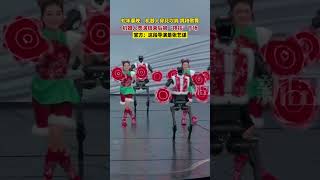 中国蛇年春晚：机器人穿花坎肩，跳秧歌舞，表演结束后被“搀扶”下场。官方：这段导演是张艺谋。