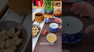 茶臺上茶洗用來倒茶渣倒茶水，蓋置放茶蓋，茶墊隔茶渣~wechat：zcj049 #召唤茶友 #喝茶