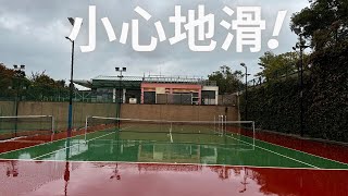 荔枝角公園網球場 整天落著微微細雨 很久沒有約局的師兄和我決定照打 球越打越濕越重 反而係練揮拍力量和反應既好時機 場地濕滑 要好小心打唔追波盡量打對方手邊為原則 打了個多小時後決定補場再戰