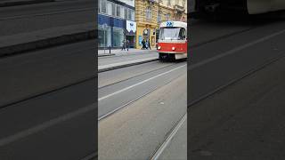 Příjezd historické tramvaje ČKD TATRA T3 Ev.č.6892 do zastávky Bílá Labuť #dpp #tram #ckd #shorts