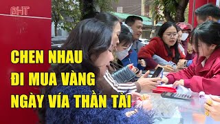 Đông khủng khiếp, người dân đội mưa, chen nhau đi mua vàng ngày vía Thần Tài