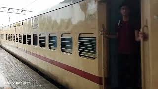 19418 Ahmedabad Borivali passenger Arrival at vasai road with ll Valsad shed WAG_9HC